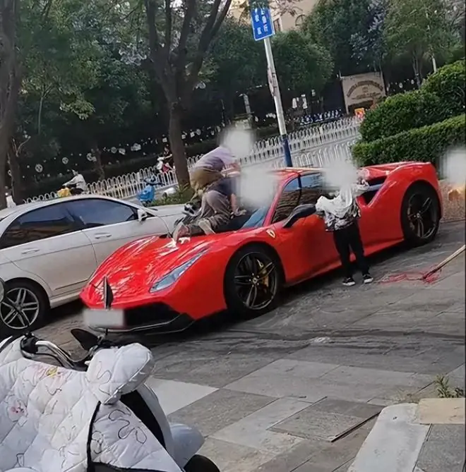 法拉利被当滑梯后续:家长只愿赔五百,警方介入,车主硬气维权