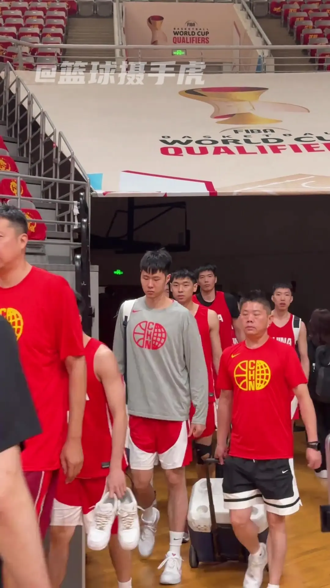 气场拉满!中国男篮赛前面对面偶遇日本队