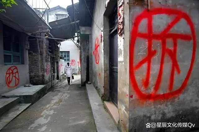 爸把1300万拆迁款给哥,我扭头走,爸追出:那栋写字楼合同还没签