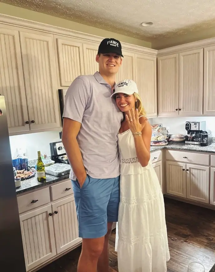 事业爱情双丰收！凯斯勒晒与女友合照庆祝求婚成功：余生与你相伴