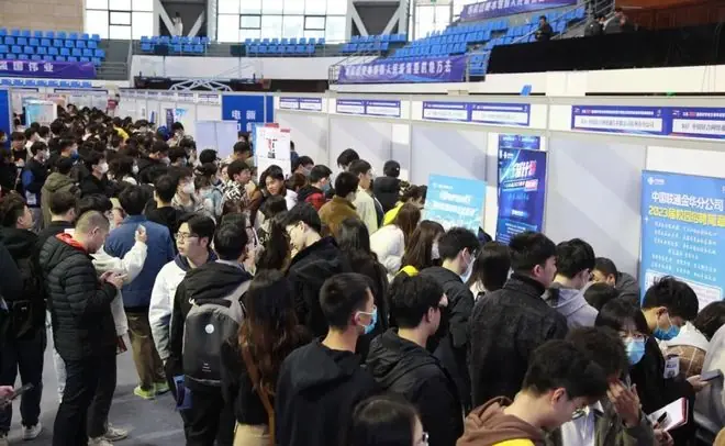 1270万毕业生天崩开局:1500万人抢岗,学历不值钱,比想象更残酷