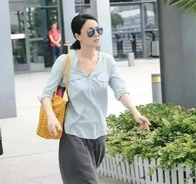 王菲又把便宜货穿出了高攀不起的样子!西安古城路人狂拍也不刻意