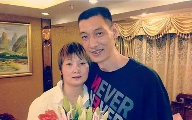 原来王哲林父亲是他，身高2米，刘玉栋队友，经商成功，享受生活