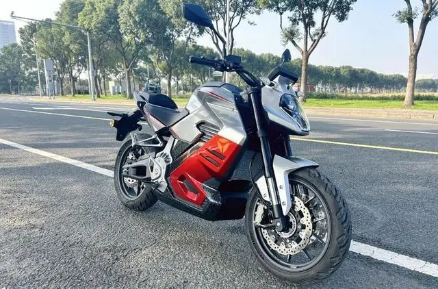 4.7万的电摩?雅迪FD9即将量产下线,网友:为什么不选张雪820RR