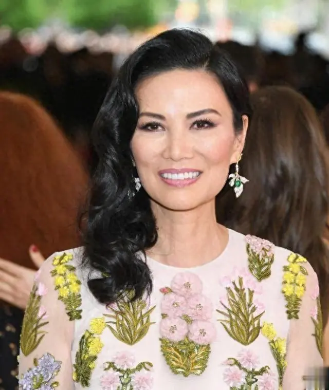 邓文迪的二女儿：身高超过1.8米还很聪明，23岁就硕士毕业了