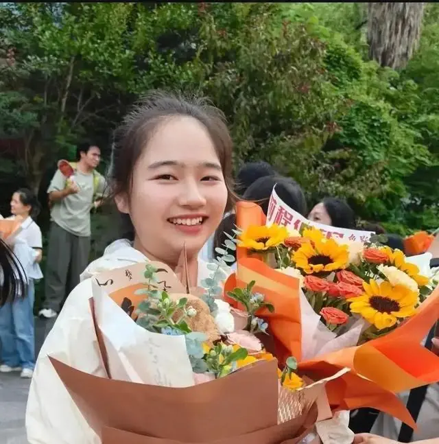 爸爸承诺女儿考670分就去旅游，女儿查到702分，推开家门瞬间愣住