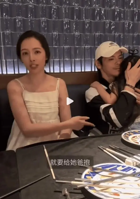 郭碧婷透露女儿很黏向佐:她从一出生就喜欢她爸