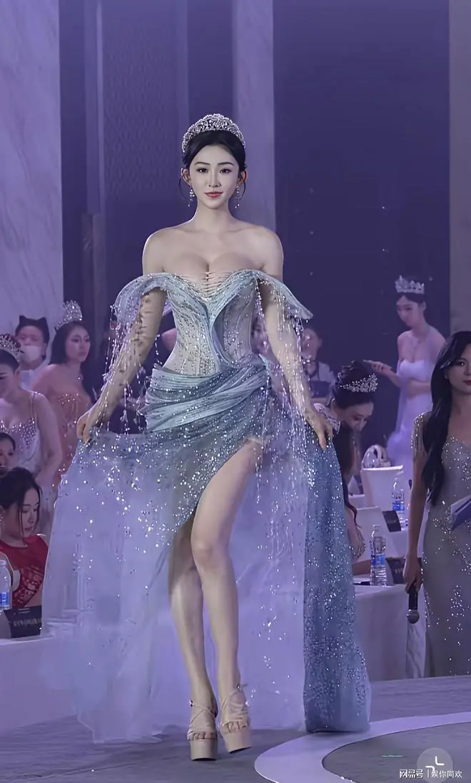 环球华裔小姐王艺凝,一出场便自带焦点,身姿气质惊艳全场
