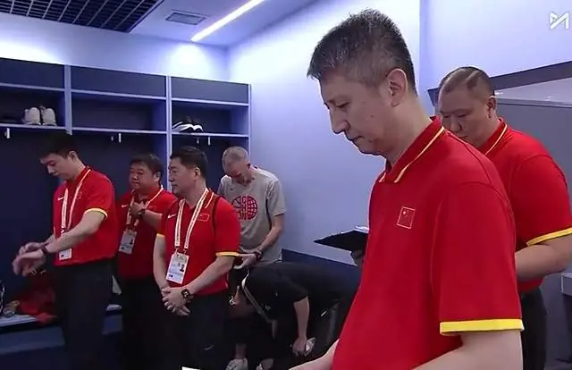 男篮更衣室画面曝光:郭士强没笑,崔永熙乐开花,他俩说起悄悄话