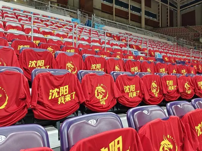 球场铺满中国红!中国男篮坐镇主场迎战日本,杨瀚森归队说不紧张