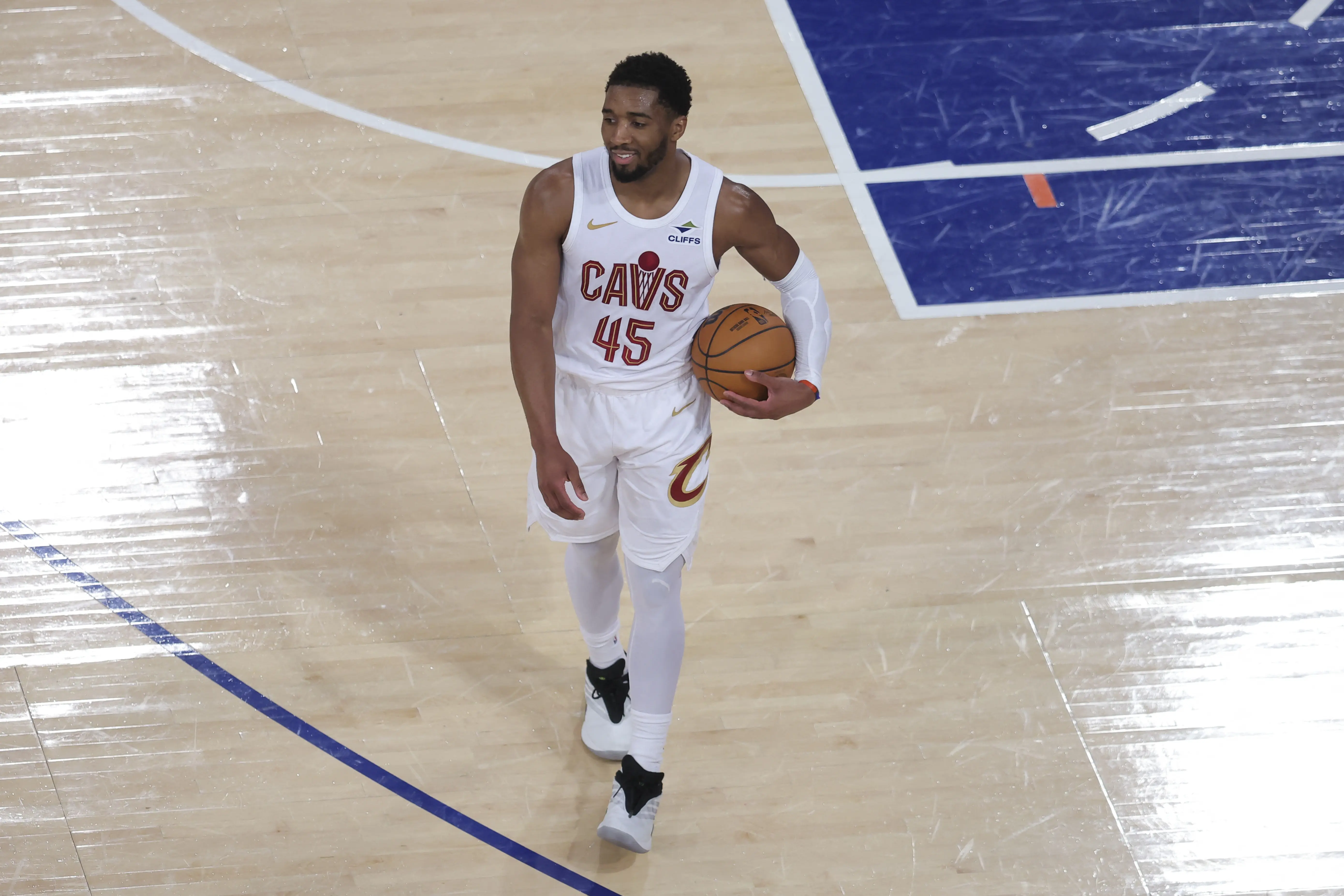 米切尔25-26赛季常规赛场均27.9+4.5+5.7 季后赛场均26+4.8+3.1