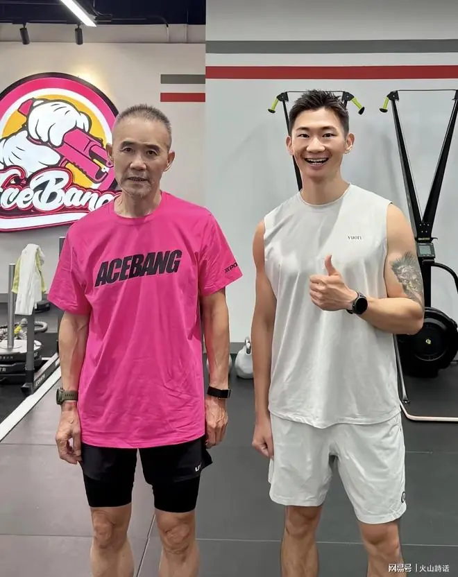 75岁王石现身上海健身房，对抗衰老！妻子田朴珺调教他训练普拉提器械，曾引争议