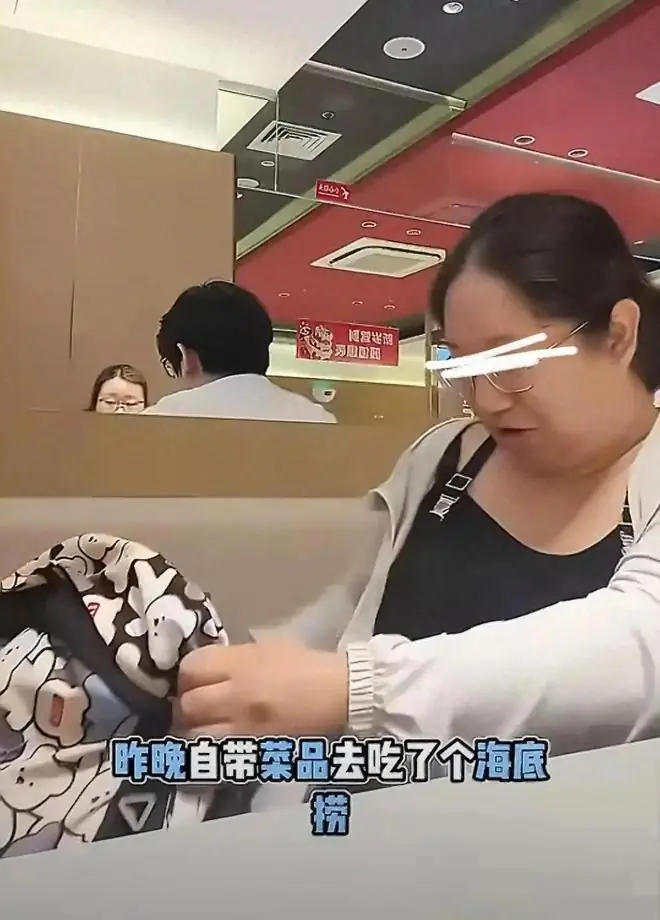 女子带全家食材进海底捞,边吃边问丈夫丢不丢人,瞬间引爆全网!