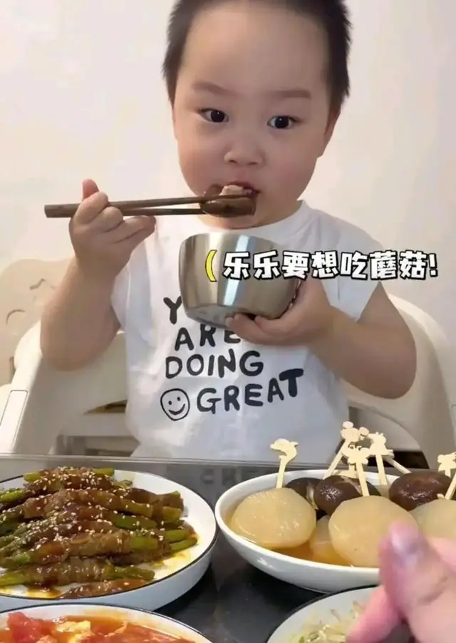 2岁“干饭王”米乐被央视点名!儿童吃播的遮羞布,该撕了