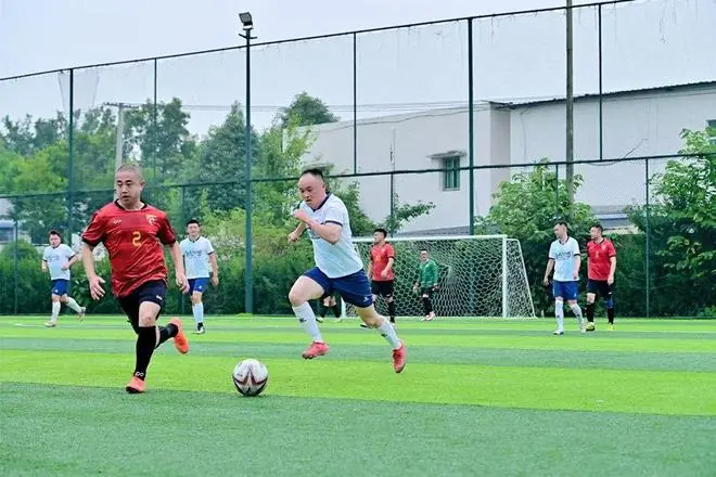 绿茵竞技促消费 成都新都第五届“新工杯”职工足球赛落幕