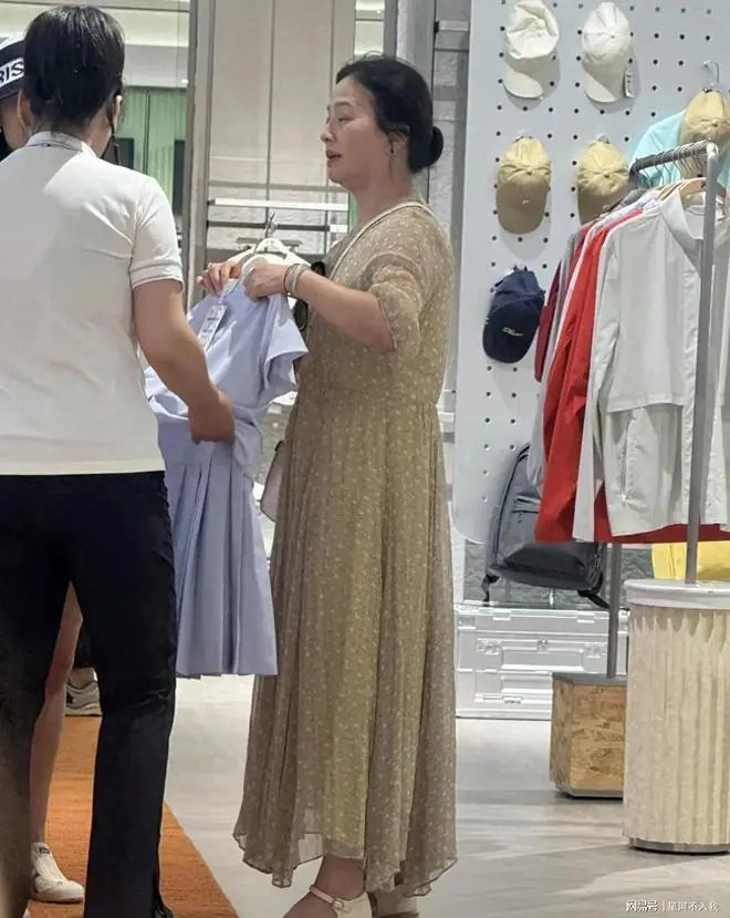67岁刘亦菲妈妈逛商场被偶遇，素颜温婉大气，优雅到老太惊艳