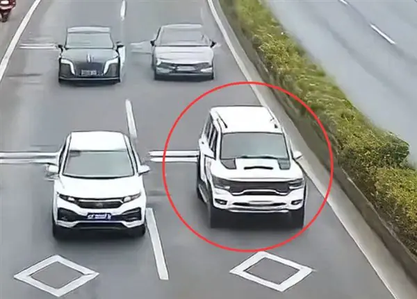 2.68万买的巨型老头乐皮卡开上路：暂扣车辆、处罚驾驶人