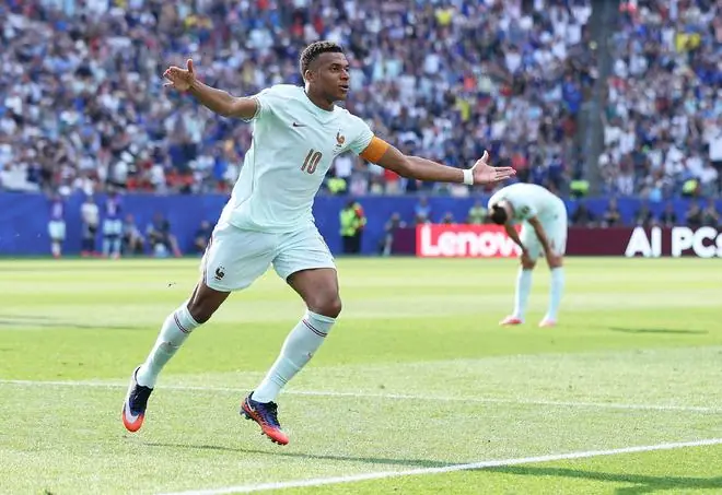 伟大的2-0！法国碾压归化天团，姆巴佩狂刷6大纪录创96年世界杯历史