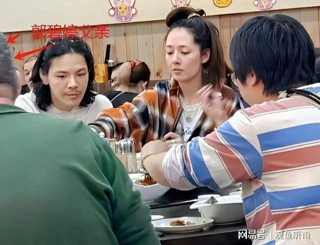 太真实!42岁郭碧婷西双版纳纯素颜被偶遇,状态两极分化引热议