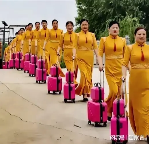 退休大妈集体扮演空姐，离开了集体主义，她们的灵魂便无处安放