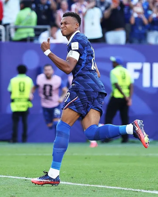 1-0绝杀！全场疯狂搞事也没用！巴拉圭诡计用尽，法国一笑封神