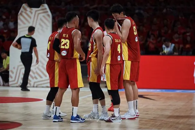 犯规多得分2倍！媒体人怒批男篮1人：每次都是众目睽睽之下的出丑