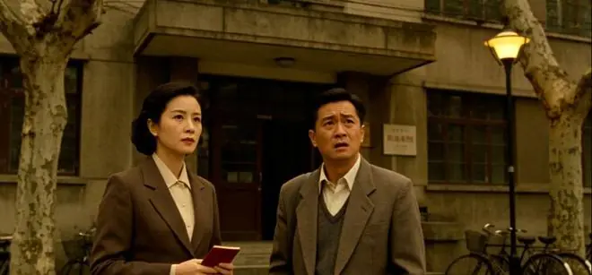 90年女同事为分房,求我假结婚,领完证分到房后,她却说不急着离