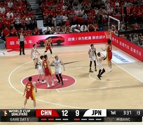 下马威!杨瀚森披挂上阵 篮下接球暴起单臂砸扣