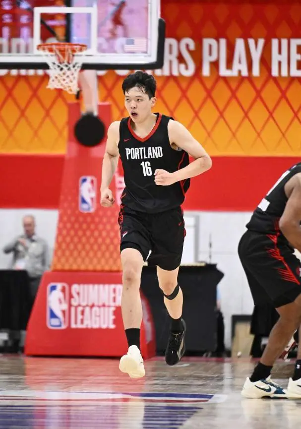 20分钟轰18+10+5！杨瀚森在NBA夏联爆发，为啥在国家队却施展不开