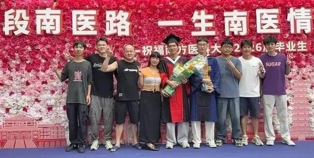 “吃了你们家7年,真的很舍不得” 广州博士生点外卖邀请老板娘拍毕业照,老板娘赴约晒合照