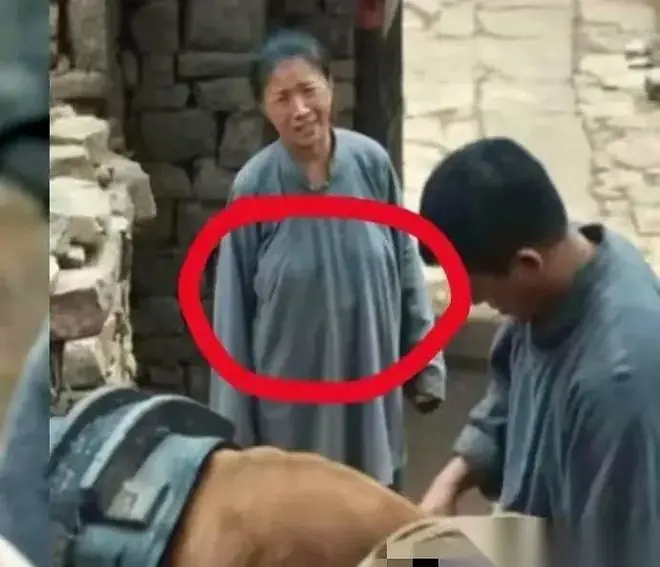 就冲这个胸,这个扣子,不颁奖给她,都说不过去!