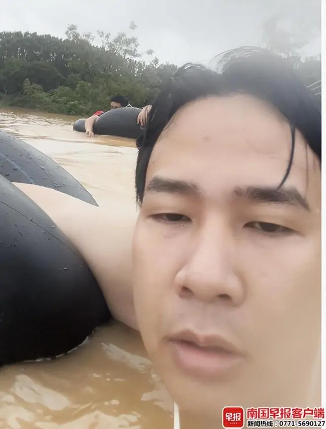 洪水致村庄被围父母失联，小伙买轮胎游4小时回村寻找，途中差点被水冲走，“到家后，妈妈当场落泪，自己也后怕，但实在担心家人”