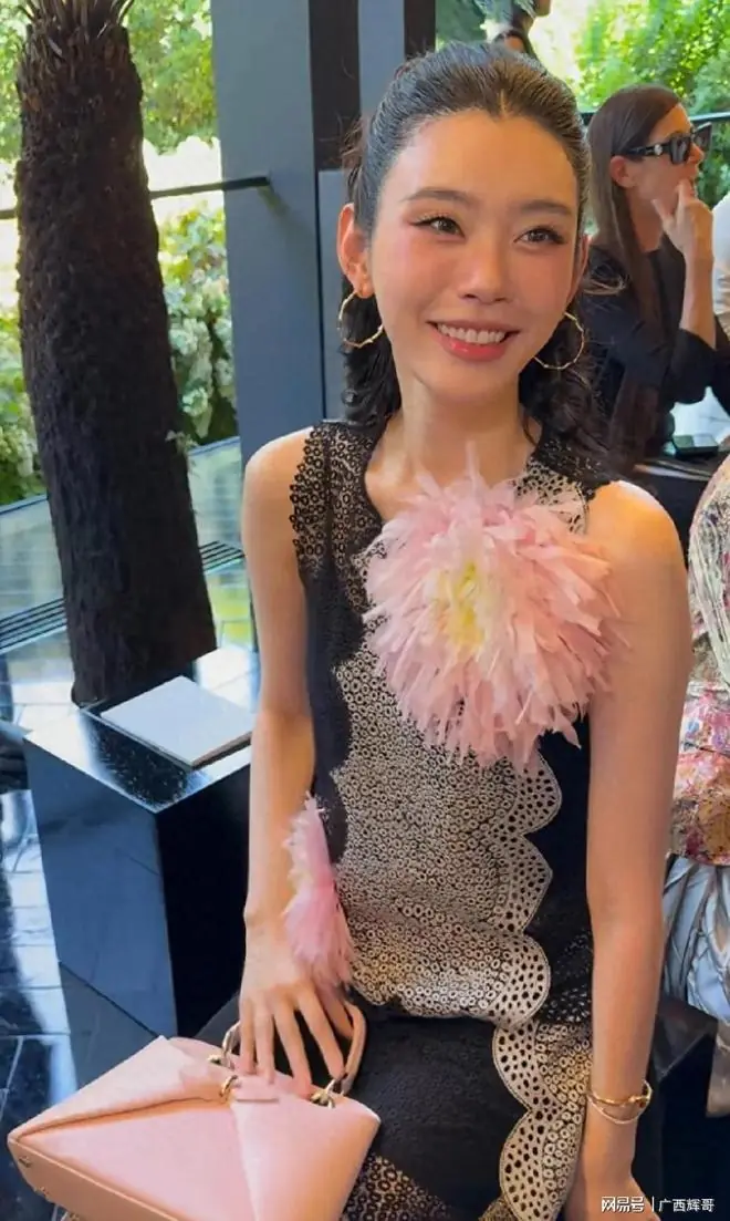 连迎两大喜事!奚梦瑶现身巴黎看秀,婚后绝佳状态惹人称赞