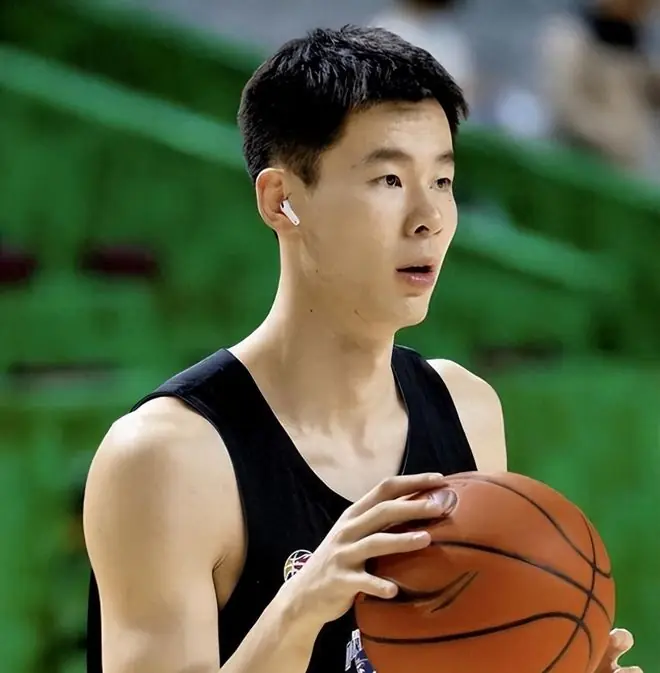 郭昊文正式签约NBA！将亮相国王队，薪水大概能是多少？