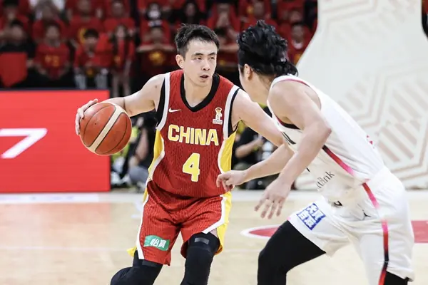 王俊杰替补！男篮首发：赵继伟、贺希宁、朱俊龙、胡金秋、李弘权