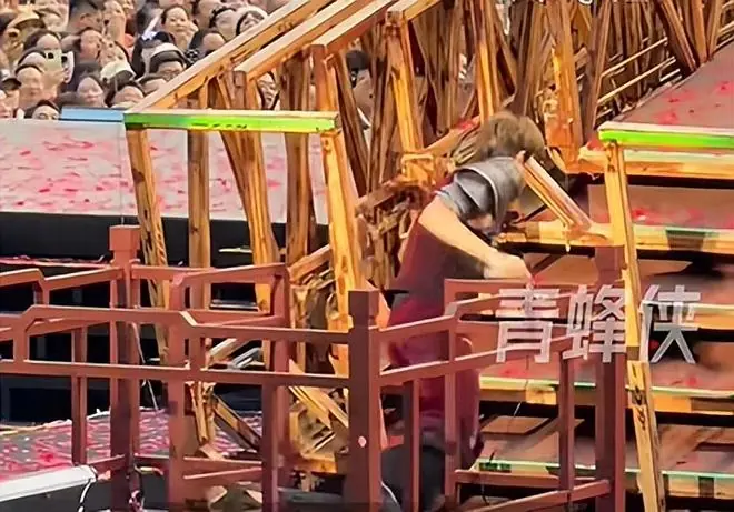 50岁王力宏成都演唱会不慎摔倒，面部、耳朵受伤流血，被扶起后继续表演；其团队被指反复出现舞台巡检疏忽