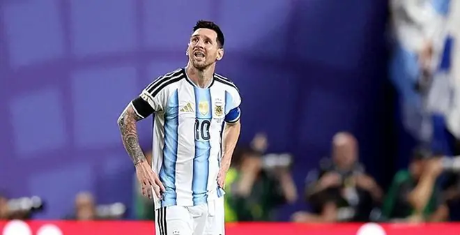 2026世界杯:为什么阿根廷获准佩戴黑纱,而法国队却被拒绝?
