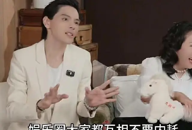 向佐劝别看功夫女足，向太急喊：娱乐圈再不挺电影就没了