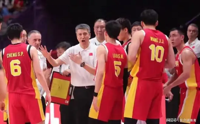中国男篮决战日本队,首发五人大调整,赵继伟受伤,高诗岩成主力