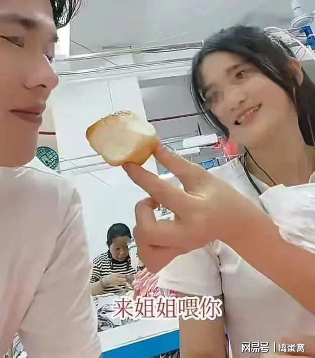 广东一家制衣厂仅有一位男员工，百余名女同事围着轮流投喂呵护