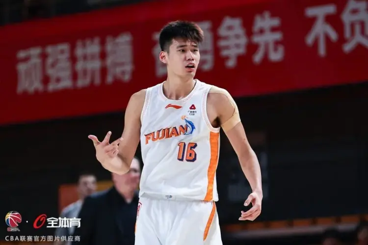 杨曦皓入选新一期中国男篮集训大名单!