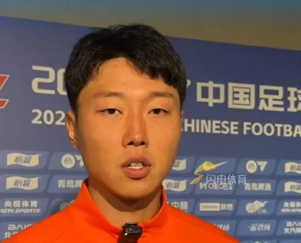 高准翼:郑铮被罚下后就完全一边倒了,感谢前场球员一直奔跑