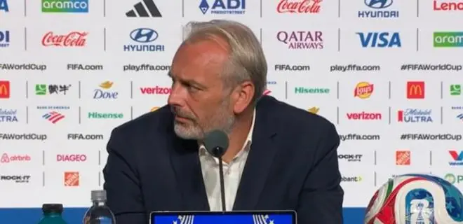 世界杯残忍一幕：49岁主帅被淘汰后参加发布会，被告知父亲刚去世