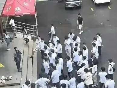 东北电力大学辅导员让男生帮忙给女生宿舍搬行李被举报谋福利:这个社会的善意是怎么被杀死的?