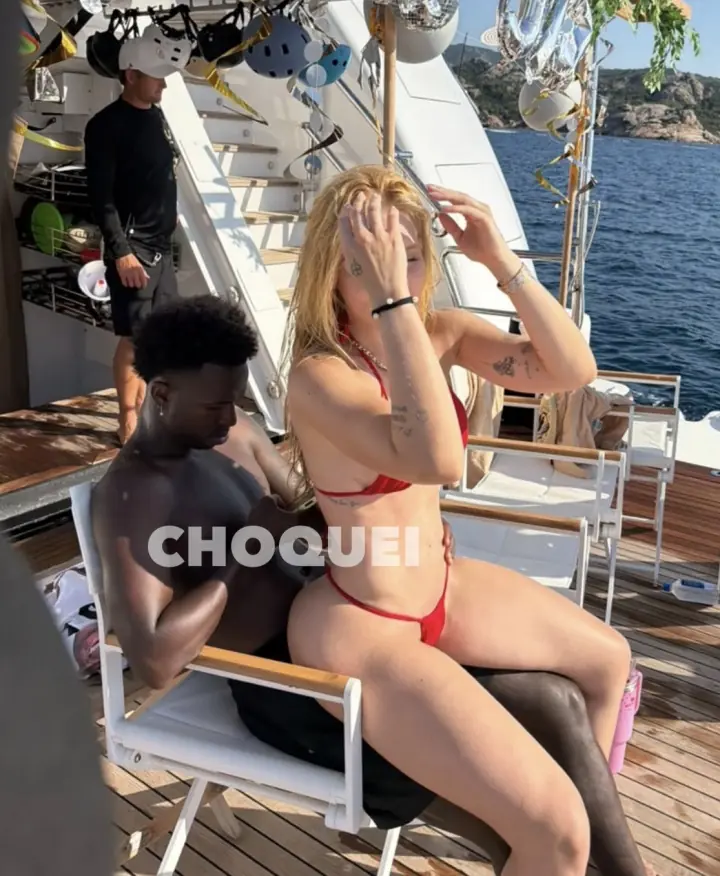 复合?巴媒:前女友社媒晒照,穿着比基尼坐在维尼修斯腿上