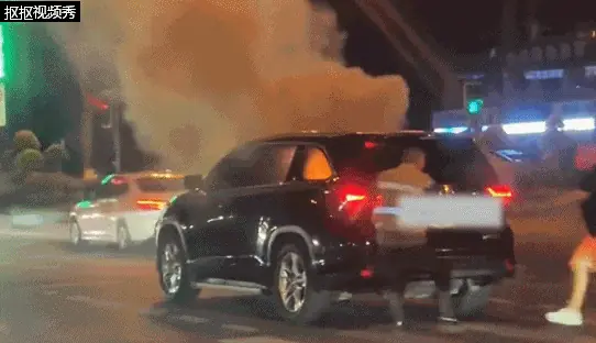 成都一辆SUV起火烧成空架，目击者：疑因代驾放置的电动车起火引燃整车