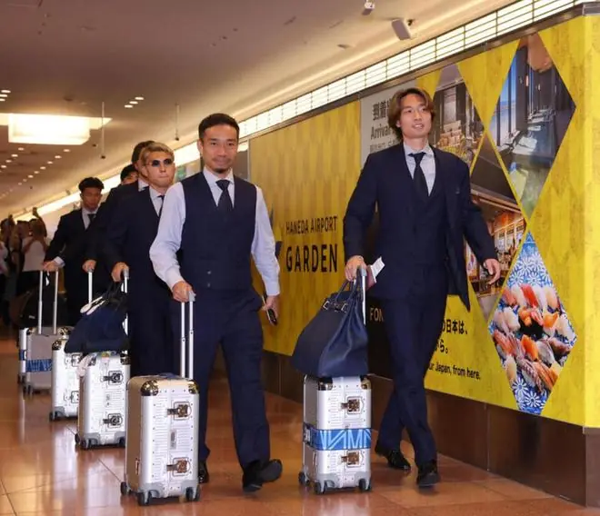 日媒：日本国家队已经返回日本，约700名球迷前来接机