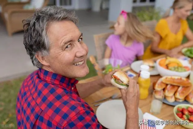 医生再次提醒：过了60岁的人，宁愿喝粥吃馒头，不要吃这些食物