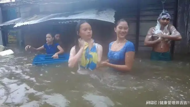 沈阳有人在积水中游泳，“泳士”刷屏，我却笑不出来：那摊积水里，到底藏着多少健康“暗雷”？