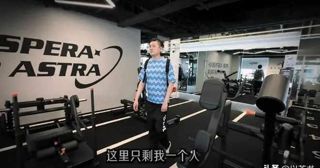 44岁前国脚现状：定居北京当网红，曾突发脑溢血，如今路都走不稳